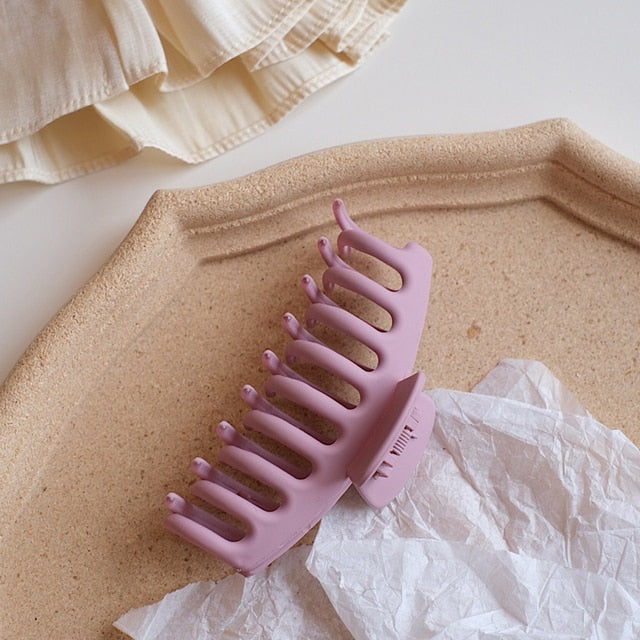 Jumbo hair claw clip featuring a matte soft lavender