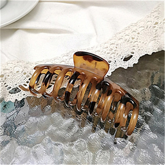Jumbo hair claw clip with a swirl pattern for a playful vibe.